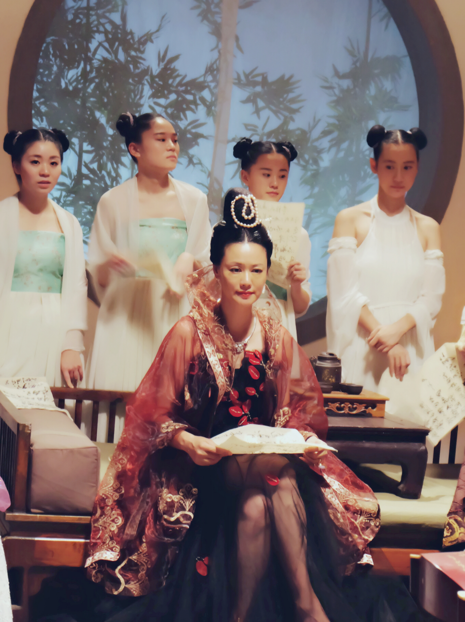 在开机仪式现场,香港演员沈鱼的亮相,给众人带