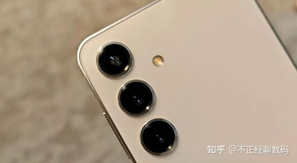 iphone 15 採用全畫幅的中間 12 個像素來提供光學放大圖像.