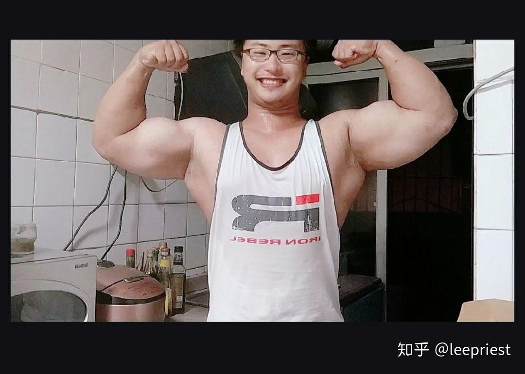 最近准备专心练手臂有没有臂围45以上接近甚至超过50的大佬出来分享