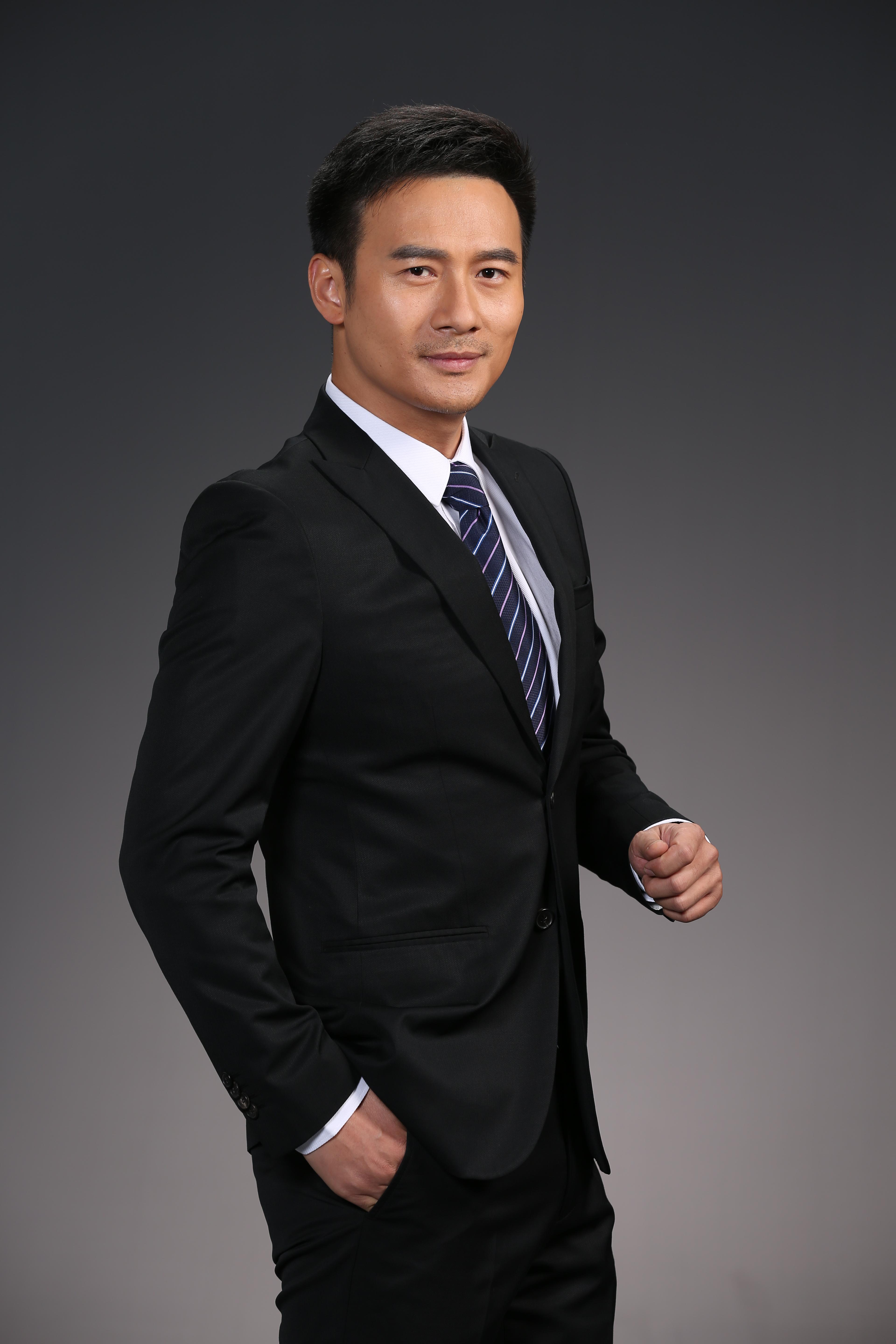 北京哪里有口碑很好的职业照(深色背景侧身照)照相馆? - 知乎