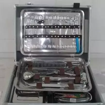 有哪些用途下面我们来看看它们内里是法医时常会用到的工具这个摆放