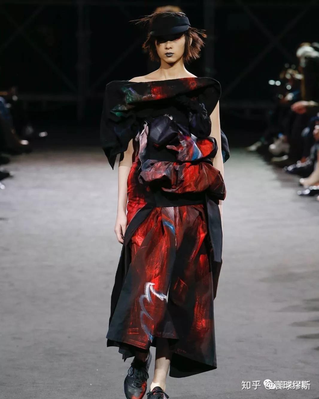 山本耀司2019aw系列这次山本耀司将黑色布料作为画布用服装来了一场