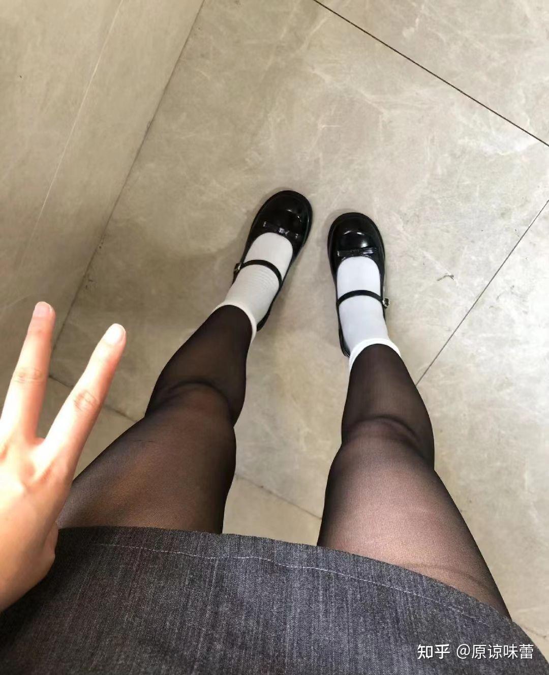 为什么街上很多女生会穿两双袜子?