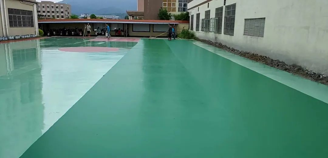 5,罩面漆施工把a,b组分的硅pu色料按比例搅拌后用滚筒涂2层,第一遍