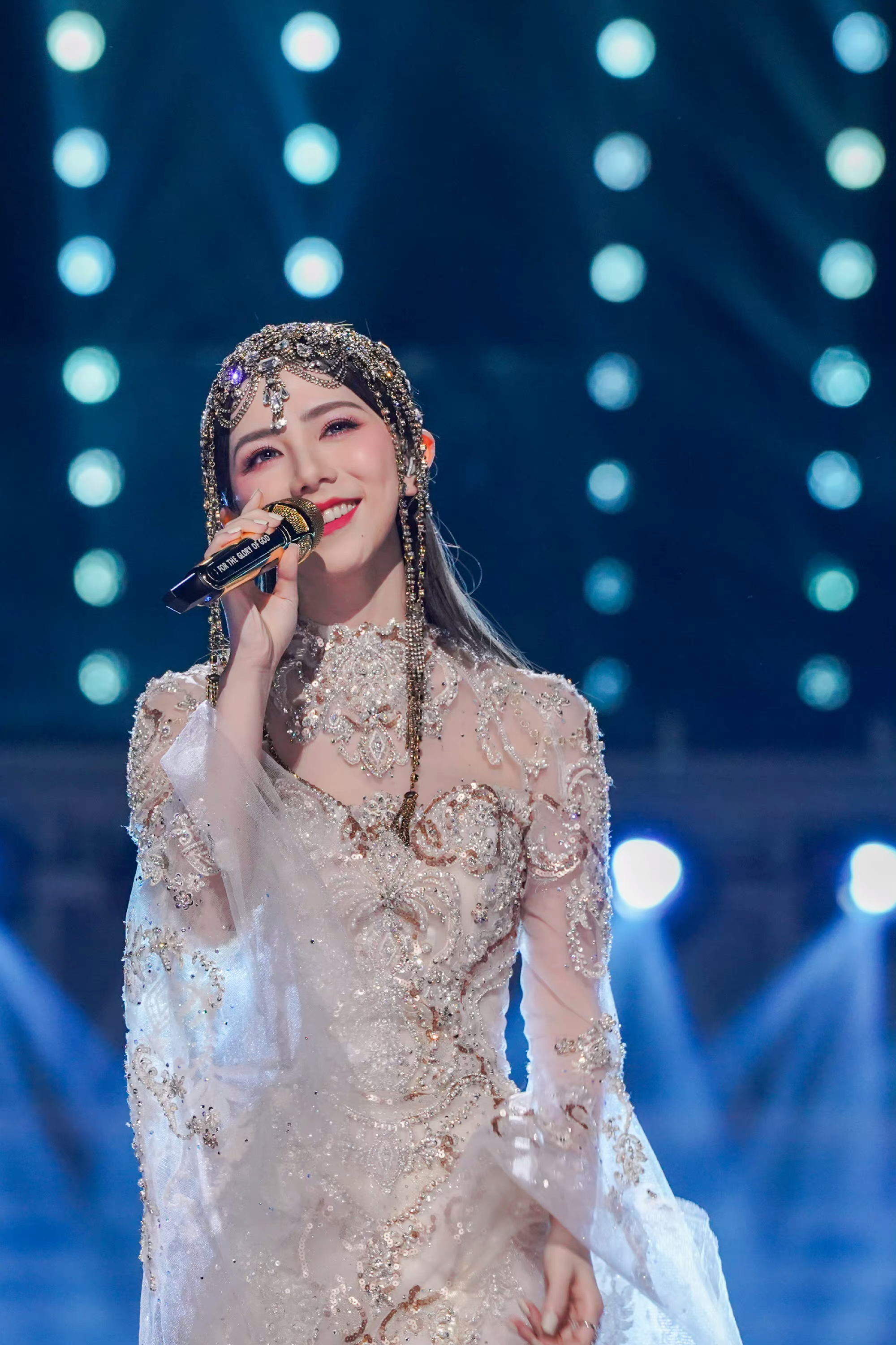 如何评价邓紫棋的跨年造型? - 知乎