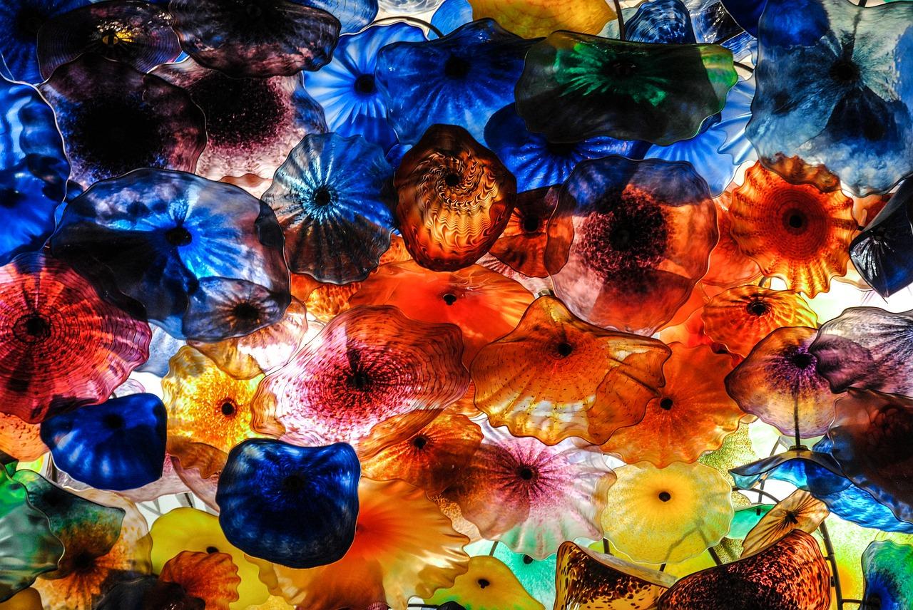 雨滴敲打窗户,像是大自然在弹奏一曲温柔的摇篮曲。