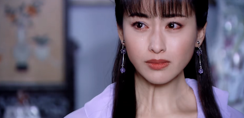 在《活佛济公》中,她饰演的如萍可谓系列最惨女主角之一,被表哥迷奸