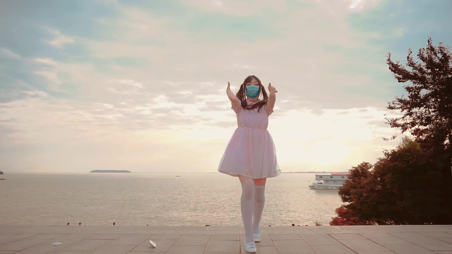 穿着jk服装的小姐姐在路边跳你喜欢看的宅舞