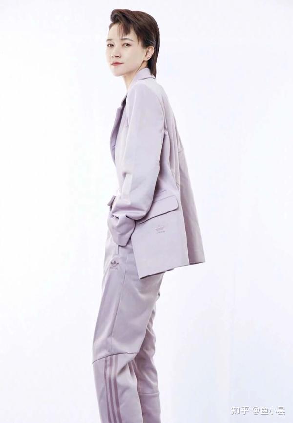 焦俊艳紫色西装气质真好,品牌太让人意外,不说真的想不到!