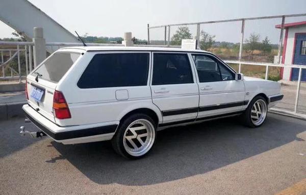 车标会发光的大众 就问你高不高级 知乎