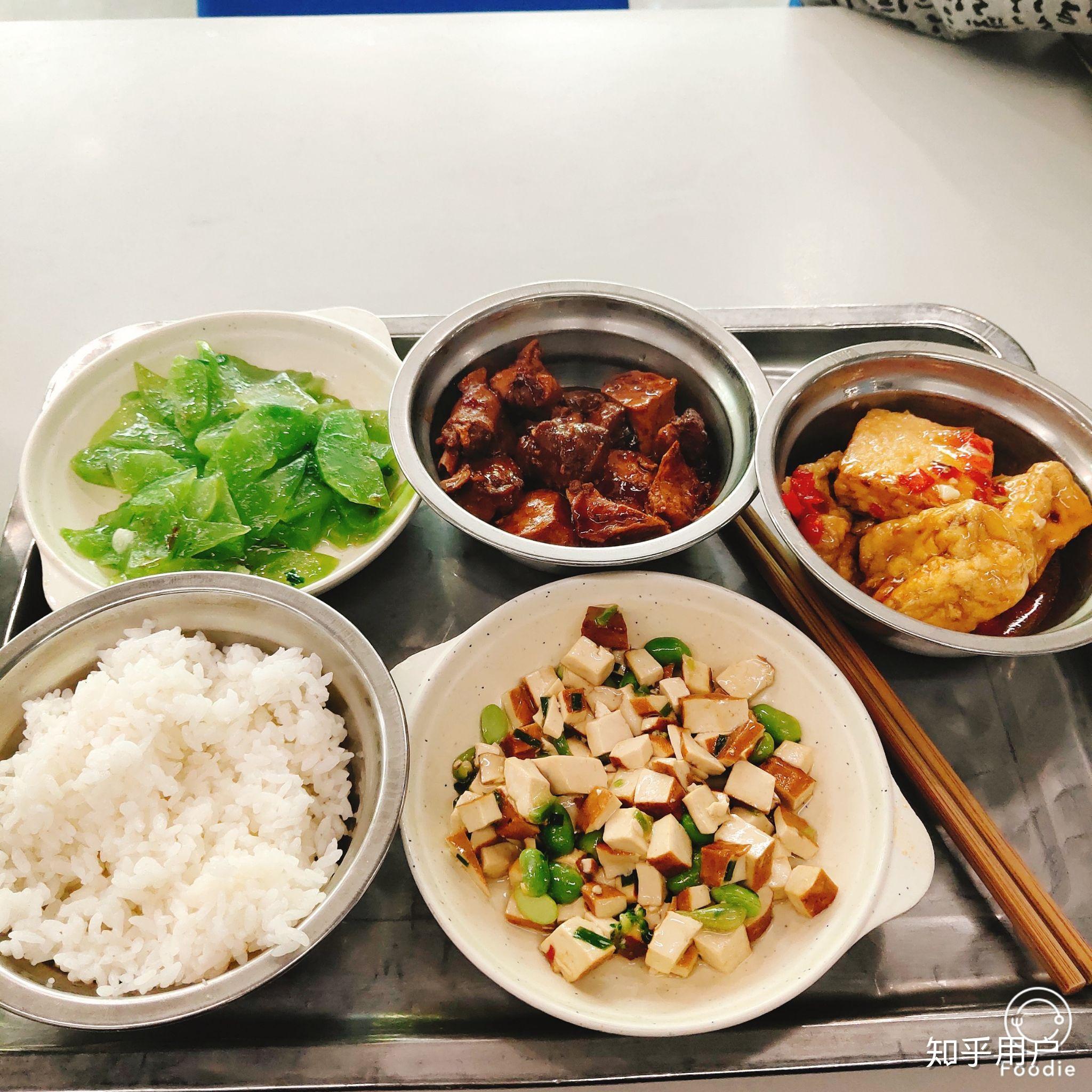 在上海海事大学里就餐是一种怎样的体验?有什么推荐的食堂和美食?