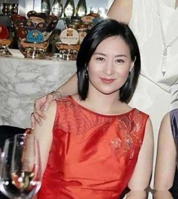何超琼算不算顶级大美人?看了她年轻时的照片,比李嘉欣美多了 - 知乎