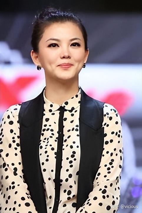 自去年8月李湘发文宣布退休后,时隔半年,于1月22日晚现身李维嘉直播间