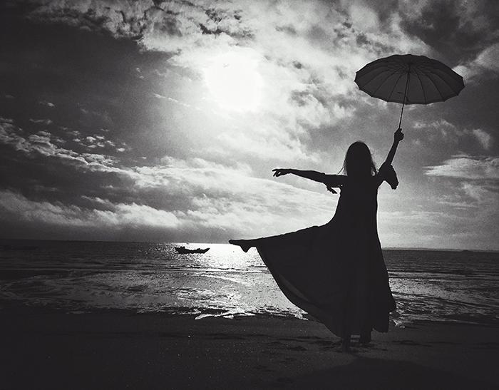 4,动作背影照片也不只是那种安安静静站在那里就好了,我们也可以尝试