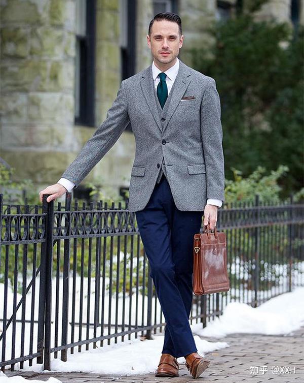 里必不可少的服装,一般在一些公司里面会要求穿这些正式一点的衣服