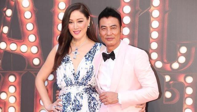 任达华琦琦“夫唱妇随”,女的穿印花裙,男的像穿粉西装,真时髦 - 知乎