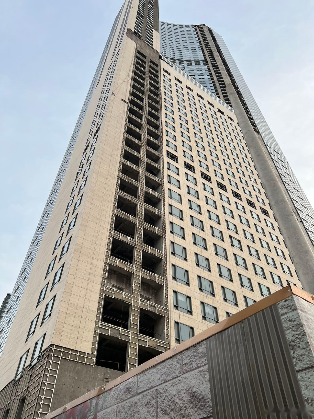 青岛q1财富中心烂尾楼开拍