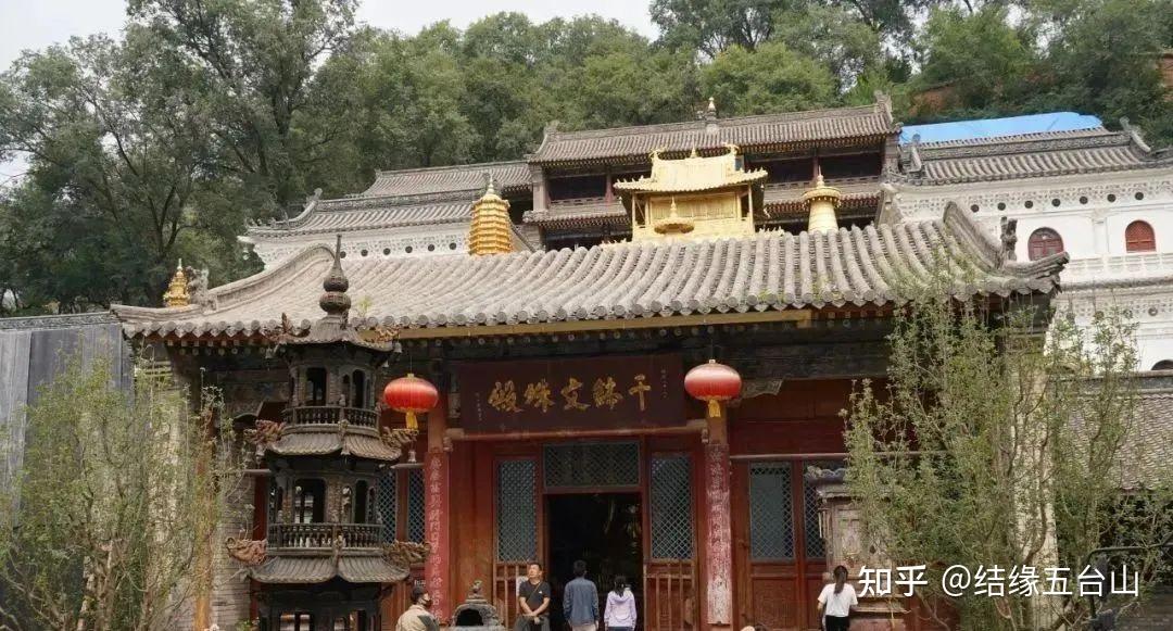 在大顯通寺中軸線上,寺前銅塔聳立,七重殿宇布從南到北,依次為觀音殿