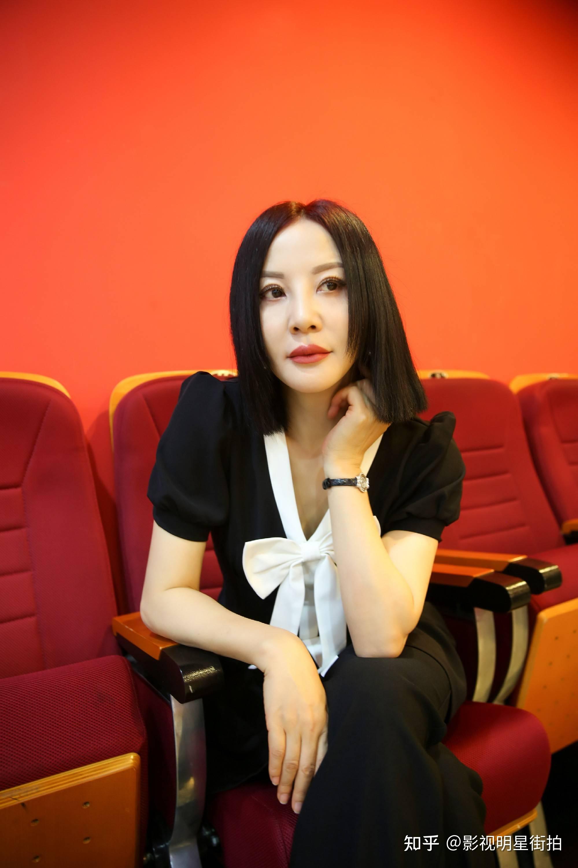 陶红受邀出席电影颁奖礼黑色套装亮相红毯又美又飒