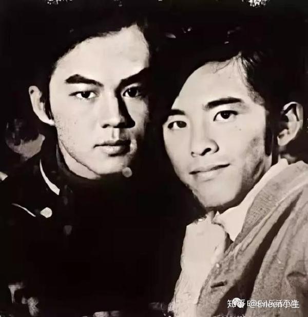 原图其实是他俩和一个女演员的合照，果然狄姜之间，永远不需要女主角。