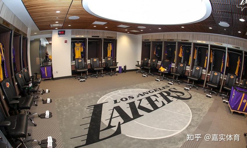 nba的更衣室更多地是需要沟通和交流,因为不管是球队胜利还是失败,都