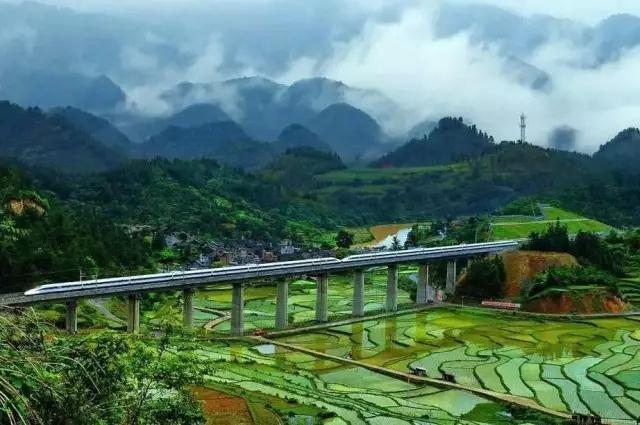 欣赏这条最美高铁沿途美景你只需10个小时36分