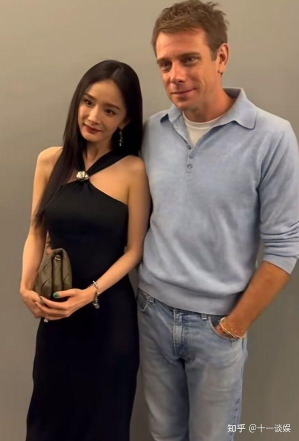 杨幂巴黎时装周近照翻车,泪沟法令纹太抢镜,生图暴露真实年龄 - 知乎
