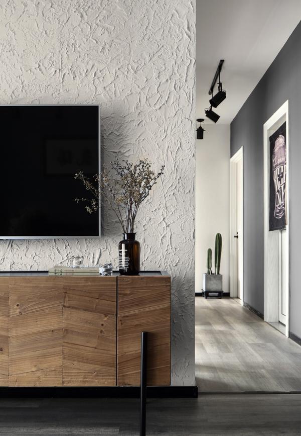 这面艺术墙的工艺其实很简单,设计师让工人在毛坯墙面上直接 用腻子