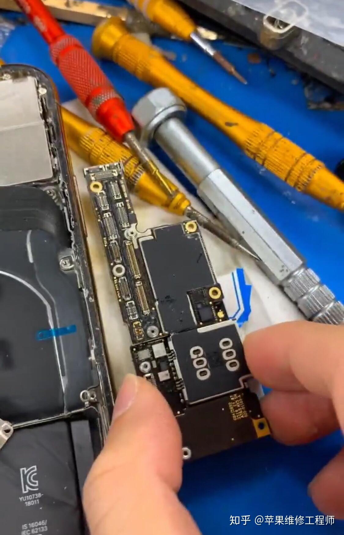 2,马上打开屏幕,拧下主板螺丝,拆下主板准备进行检测.