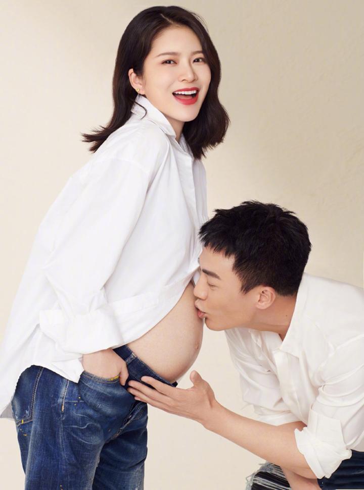 杜淳晒王灿保守孕妇照网友看肚型猜男女肚脐凸生男宝