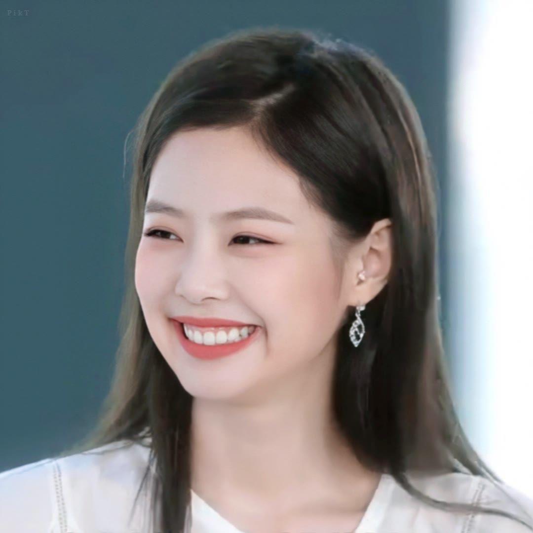 集美们我想要jennie那种笑到露出牙龈的照片实在是太可爱了求求求