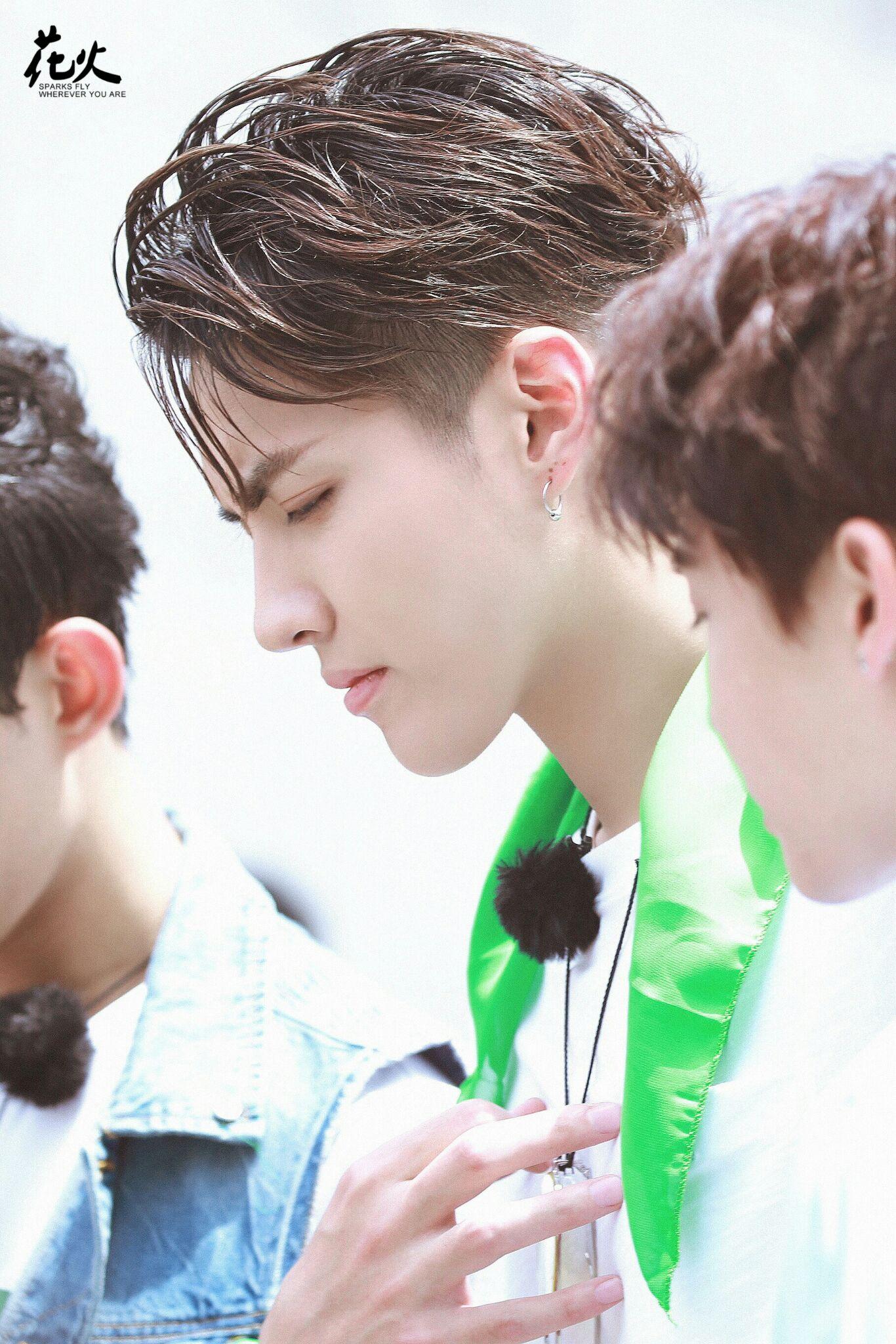 杨洋和吴亦凡的长相,国内大众会更喜欢哪一种?