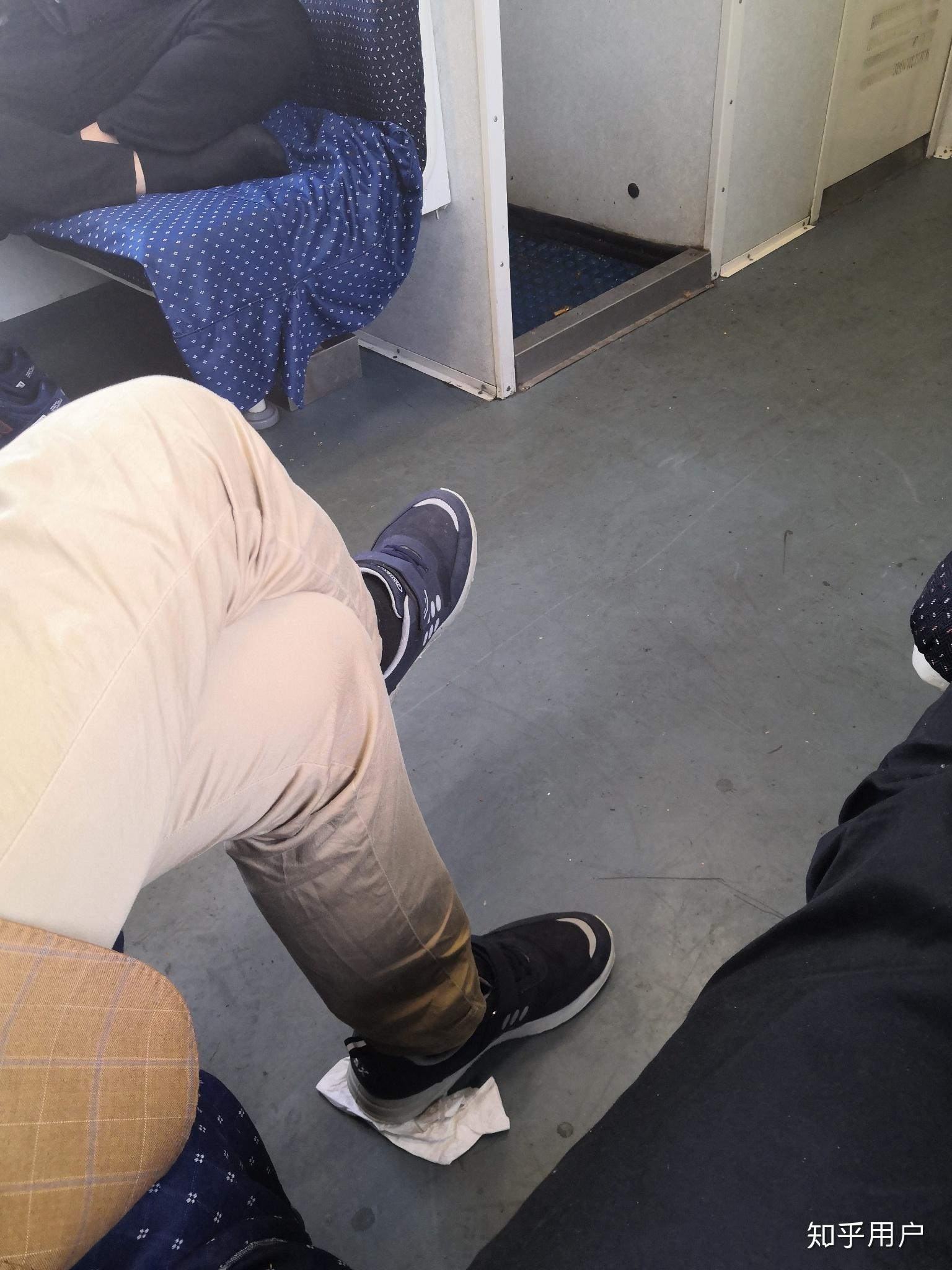 怎么看待在火车上脱鞋的人? 