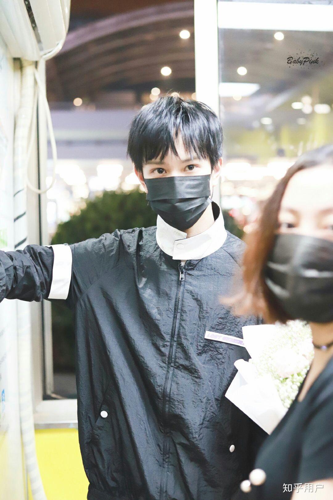 如何评价敖子逸7月25日芒果城表演粉丝打call的现场震撼力