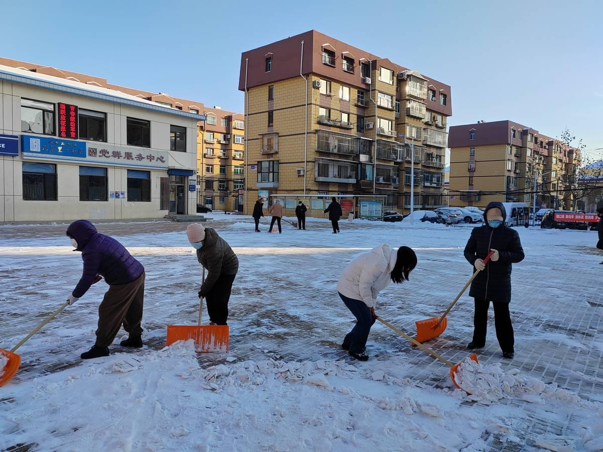 冬季除雪东居里一社区居民齐上阵