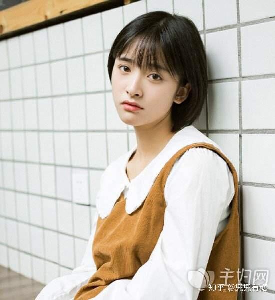 单眼皮小眼睛戴眼镜的女生剪短发是种什么体验