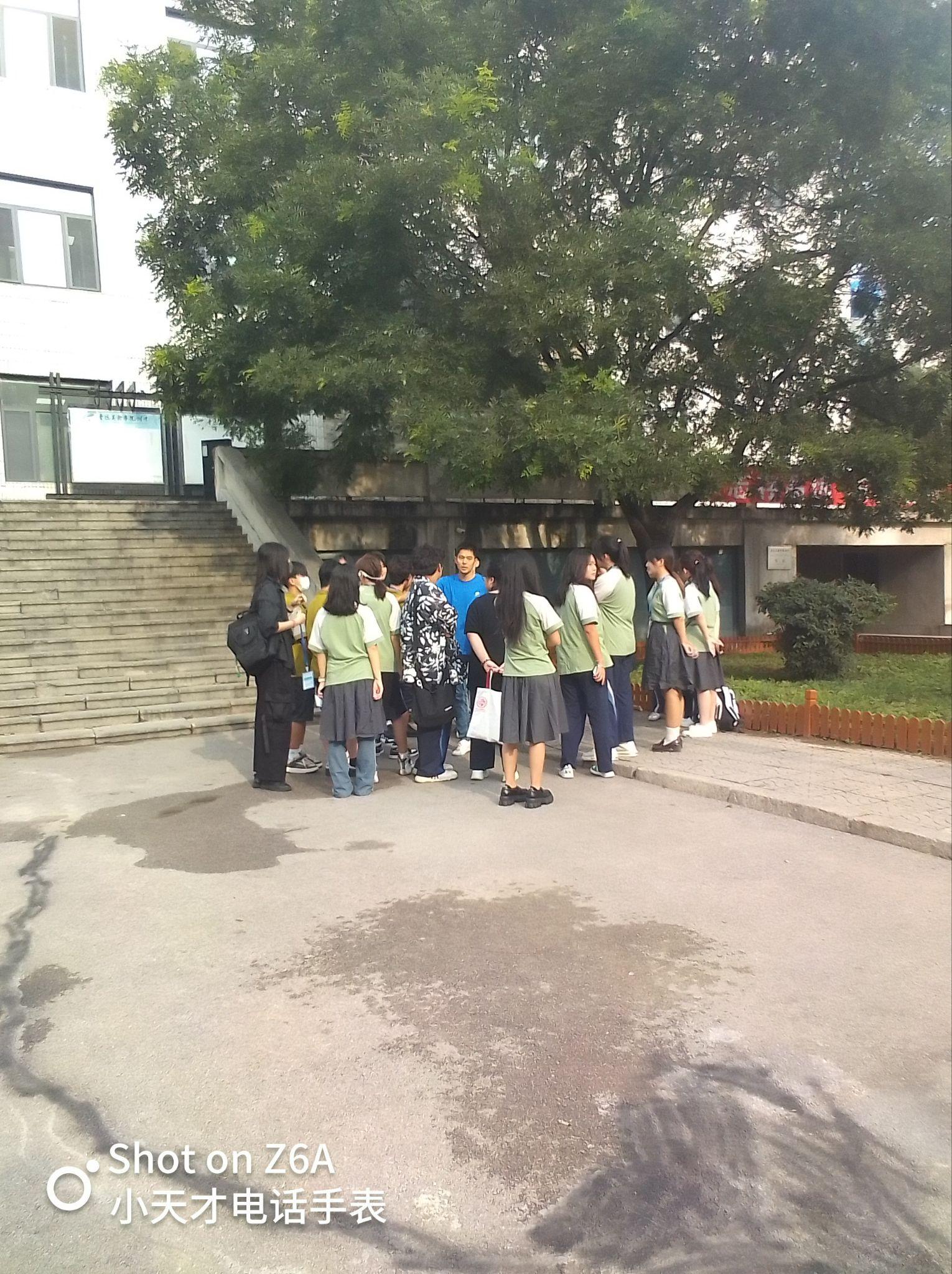 鲁美附中有校服吗什么样子的