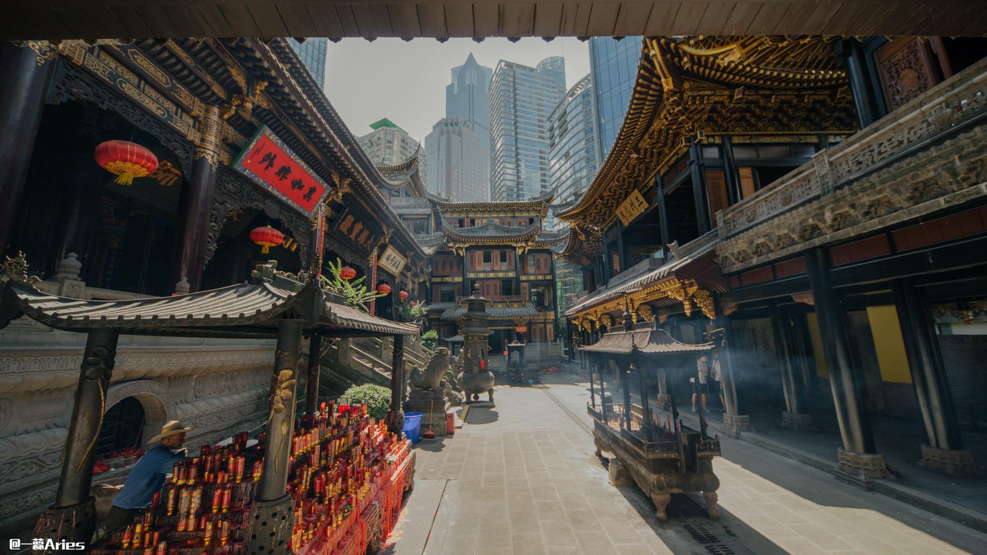 地址:渝中区罗汉寺街7号《疯狂的石头》中故事的主线是从罗汉寺开始的