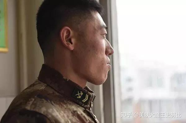 此时,李久龙面对的状况是:父亲患有精神疾病,妹妹还在上初中.