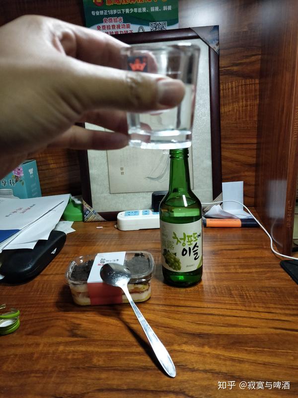 一杯酒一个人,足矣.没有虚假的喧嚣.只有自己最在乎自己.