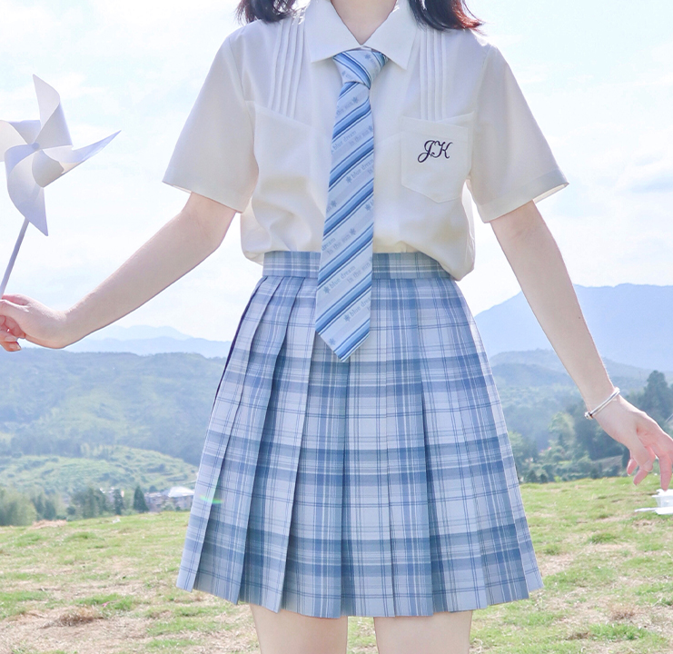 总之蓝白色的jk制服绝对是减龄首选,版型很完美,缝制,剪裁,做工都是不
