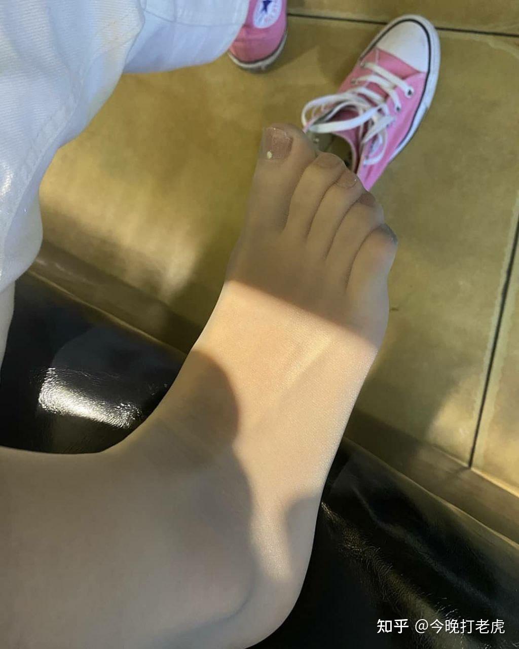 短肉丝袜 帆布鞋/板鞋本来是很土的打扮,为何我却从中看到了一丝清纯