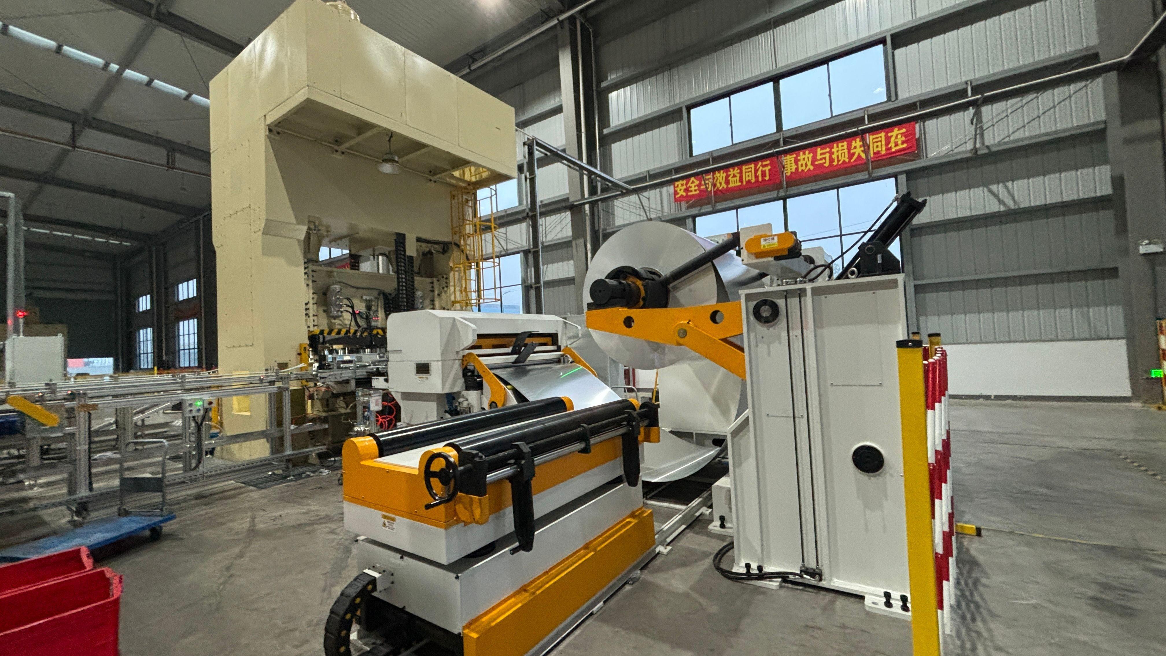 1800mm宽卷料用冲床三合一送料机,自动送料冲压一步到位