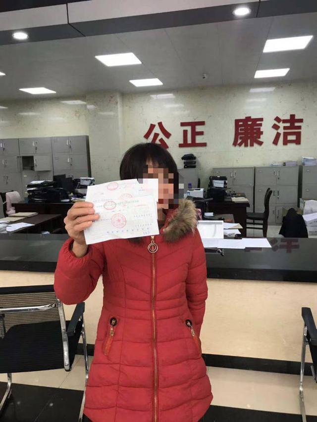 女老赖欠钱不还,戴上手铐后立马不差钱