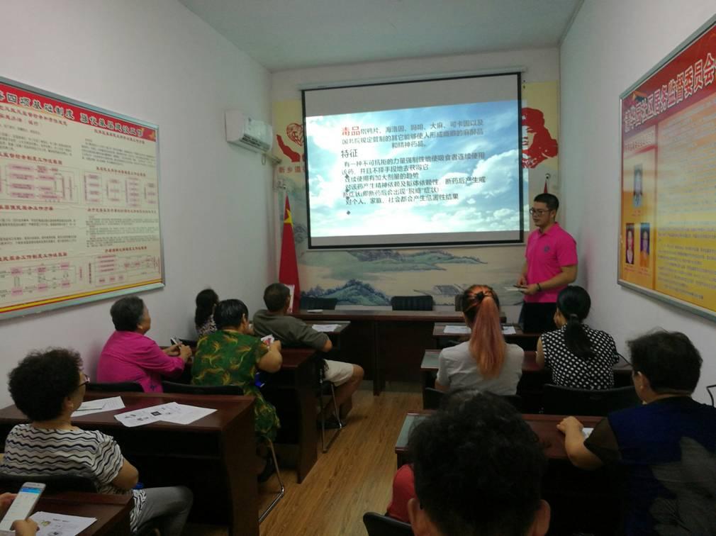 新乡医学院学子义务宣讲急救知识 教授急救技