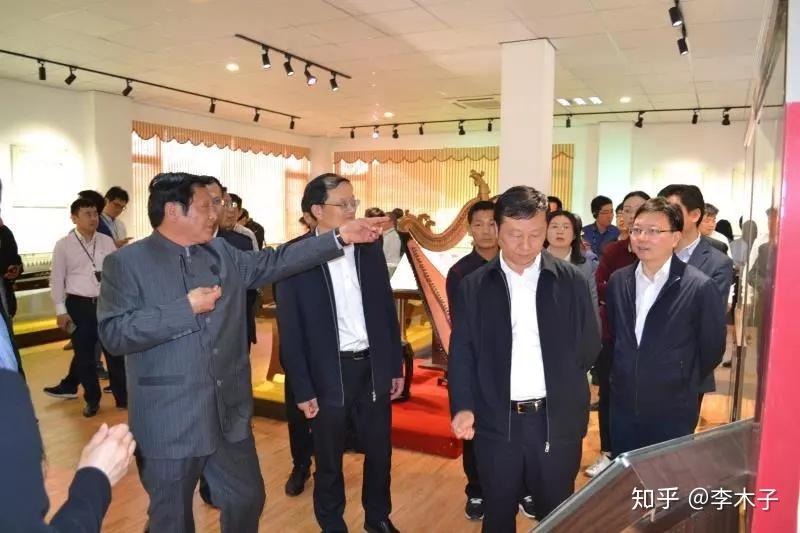 在龙凤乐器华夏琴筝艺术馆,洪浩一行在董事长田步高先生的带领下,参观