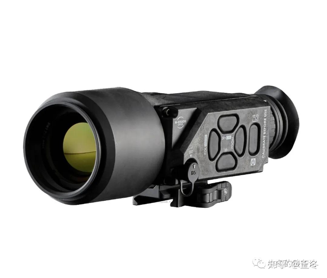 深夜用23500美元的军用热成像仪狩猎野猪