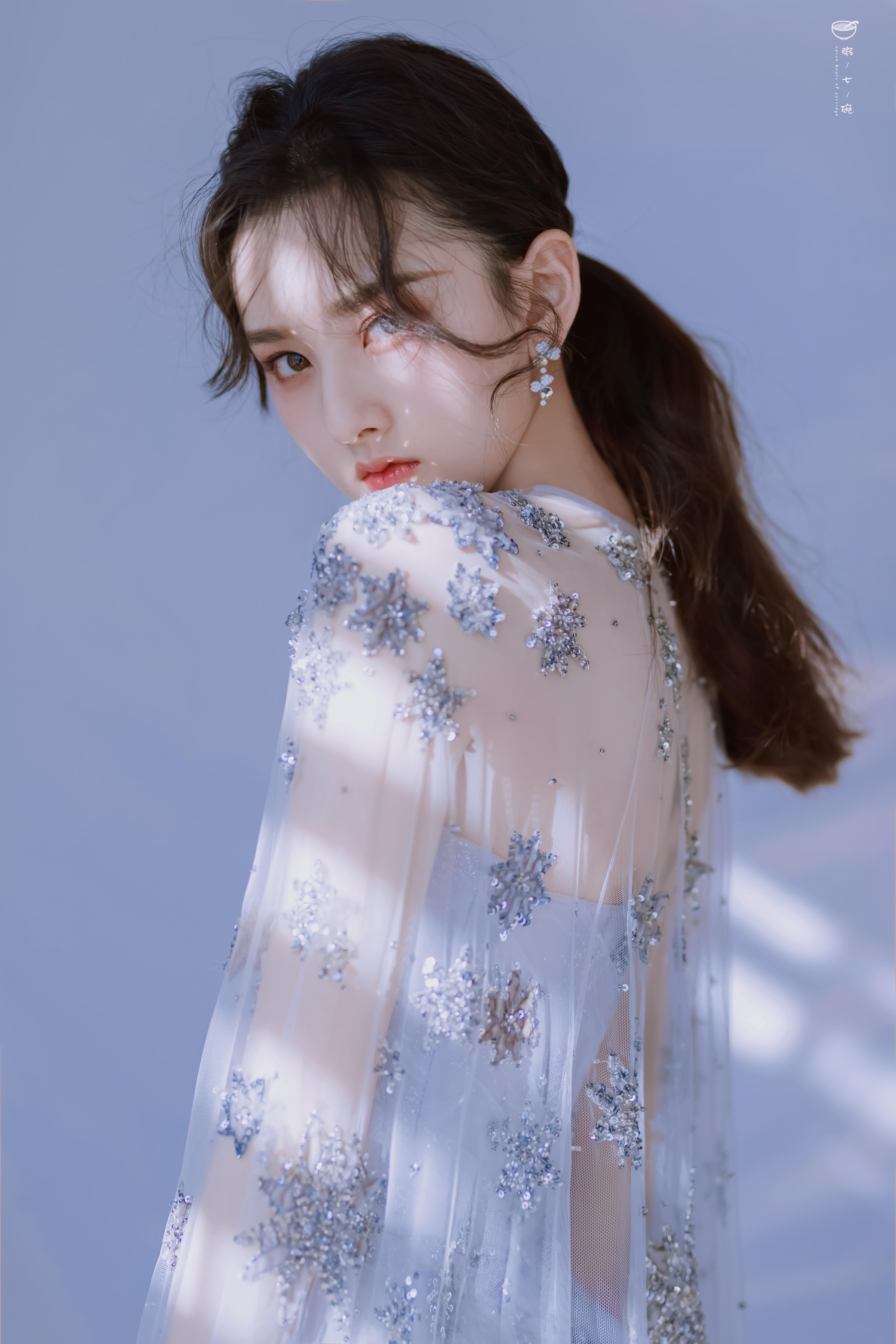 大家有存的让你觉得惊艳的女明星礼服图吗