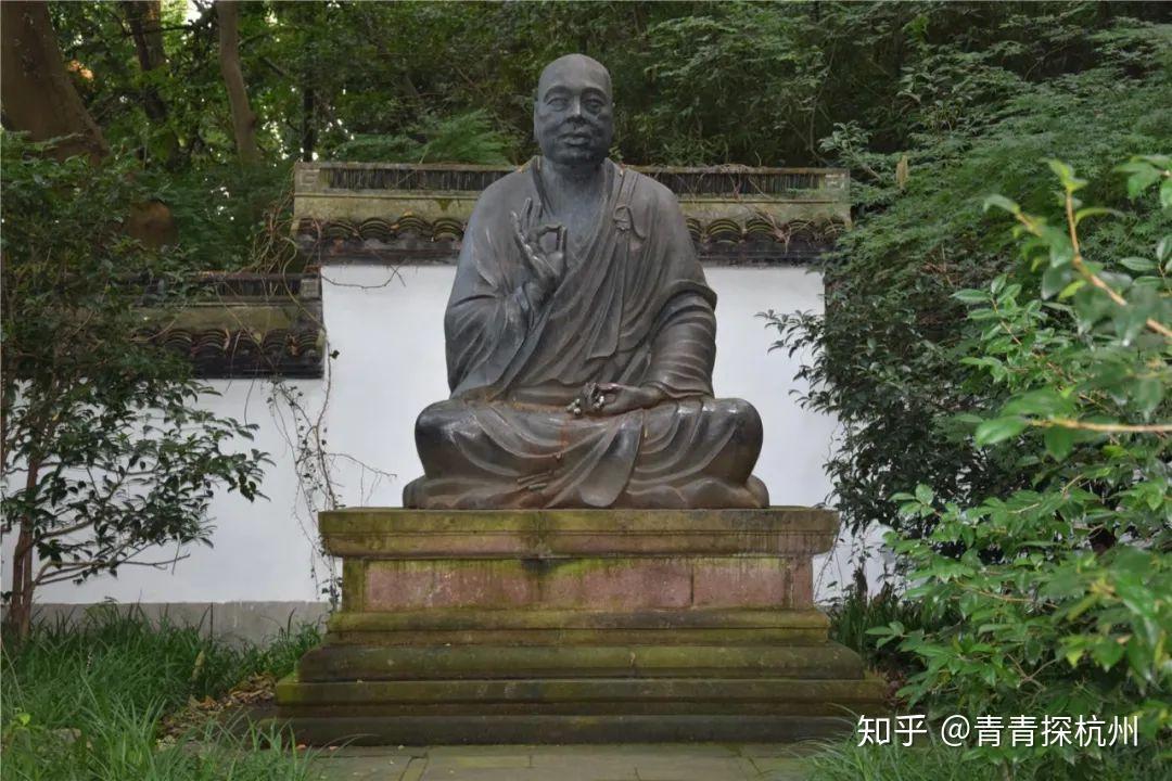 开宝三年(970年),是吴越国王钱弘俶为镇住钱塘江潮水派智觉禅师建造的