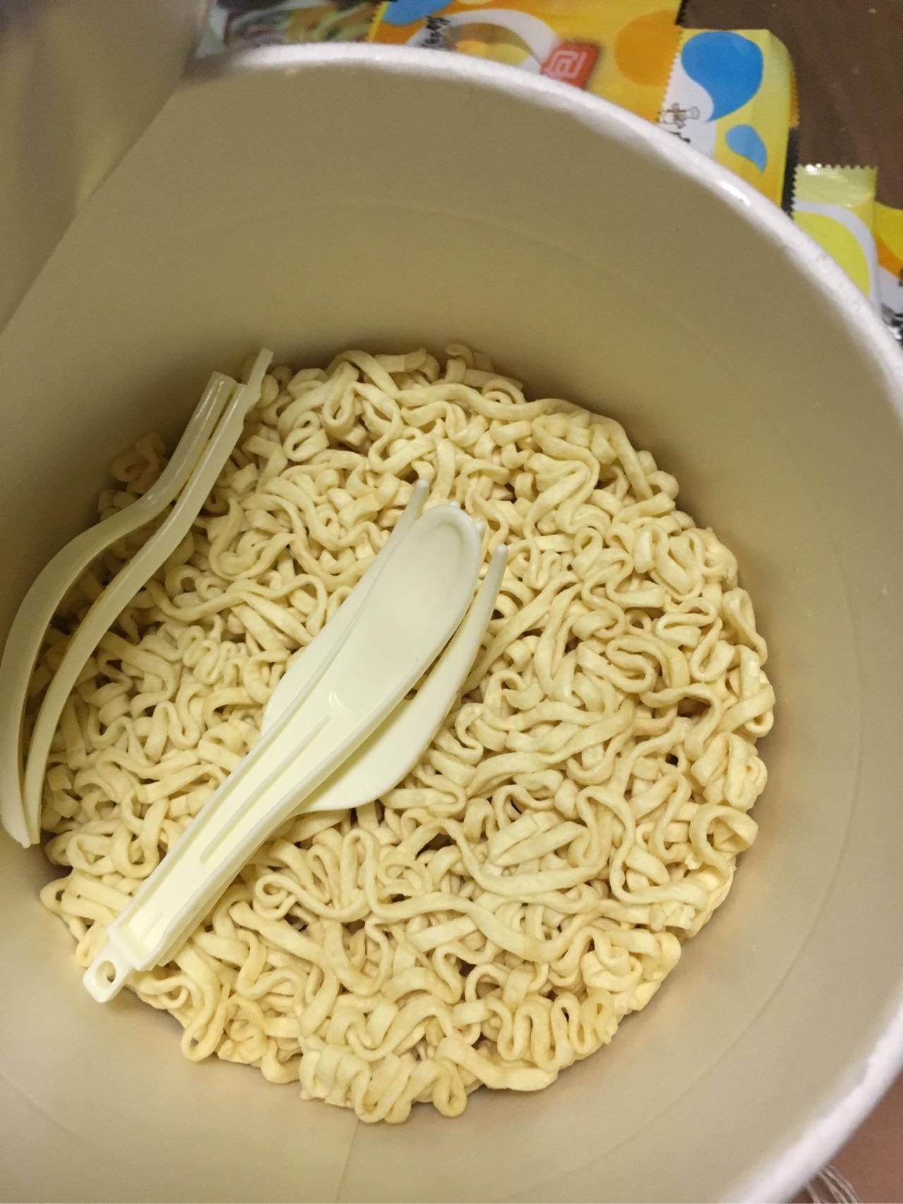 打开一个桶面发现没有叉子,这个桶面该如何吃?